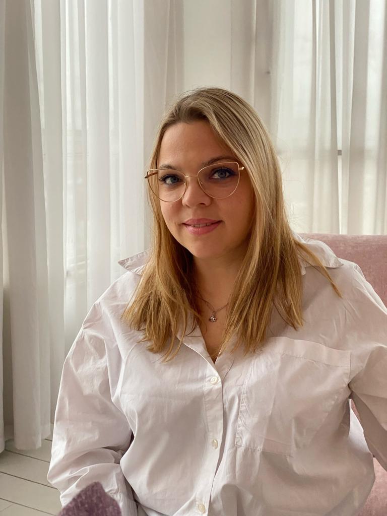 Со скольки лет можно делать маникюр с гель- лаком? 12 Ирина Колобовникова